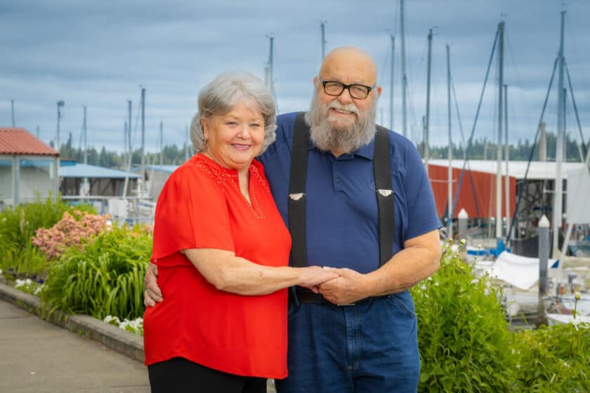 Una pareja sonriente, una mujer y un hombre, de pie en el centro de Port Orchard.