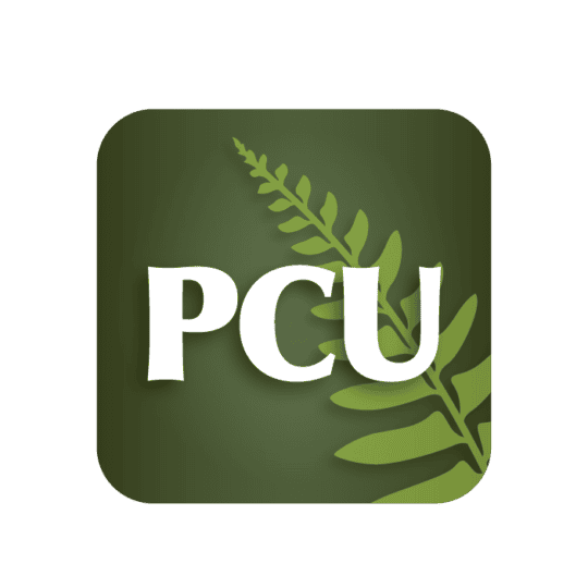 Icono de la aplicación móvil PCU. Es un cuadrado verde oscuro con una hoja de helecho verde más clara encima. En el centro dice "PCU" en letras blancas y negritas."